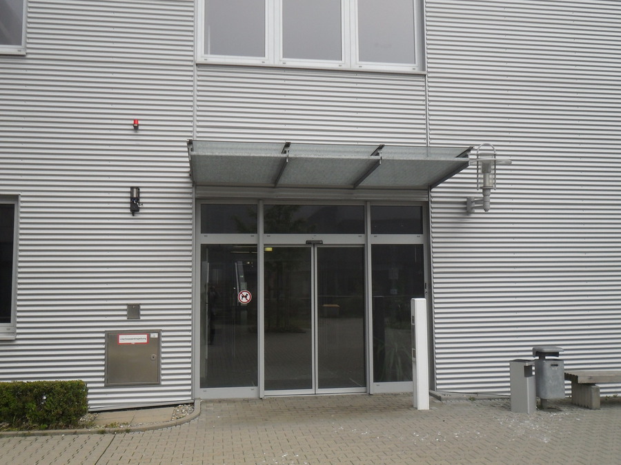 HaNu 2009 an einer Wellblechfassade neben dem Gebäudeeingang