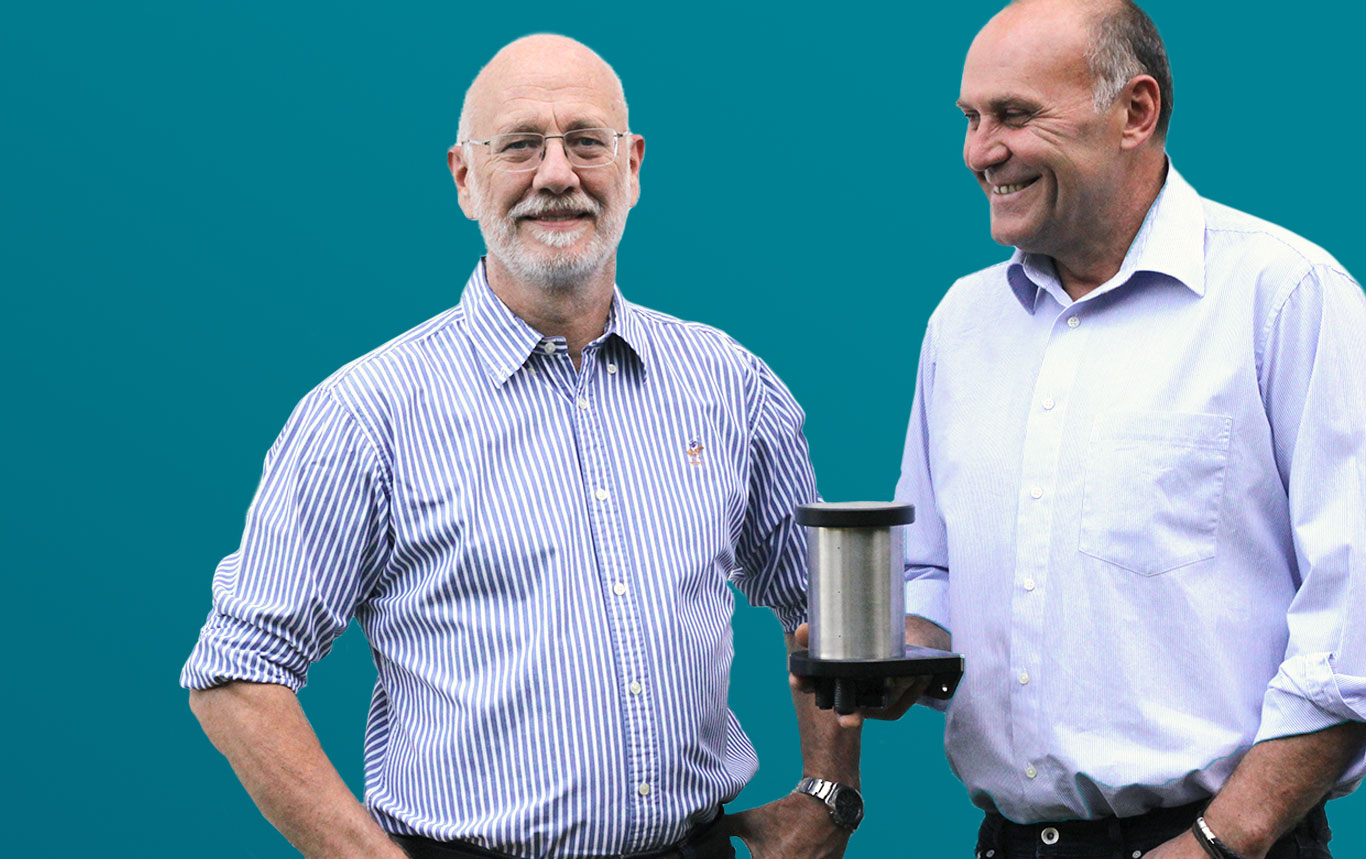 Jochen Hamann und Armin Nuoffer halten den HaNu 2009 vor petrolfarbenem Hintergrund